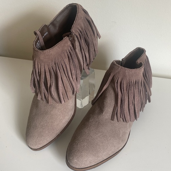 Steve Madden Patzee Suede Low Heel Fringe Ankle Booties Size 8 NWOT w/ Defects - Picture 4 of 16
